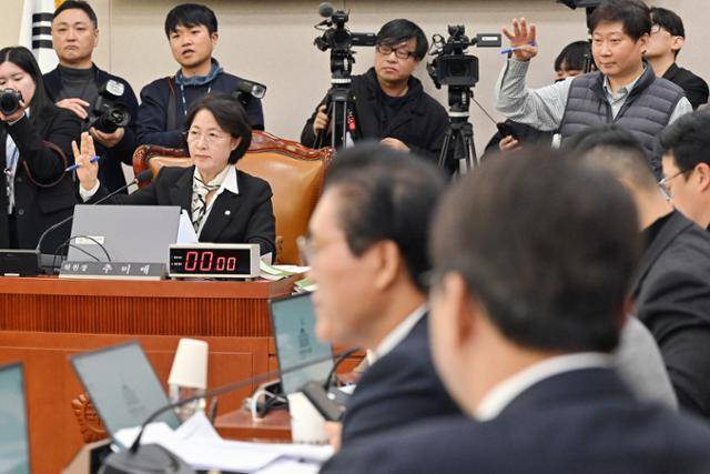 추미애 국회 법제사법위원회 위원장이 3일 국회에서 열린 법사위 전체회의에서 전문위원이 법안설명을 하는 동안에도 여야 의원들의 설전이 이어지자 정숙할 것을 요청하고 있다. 민경석 기자