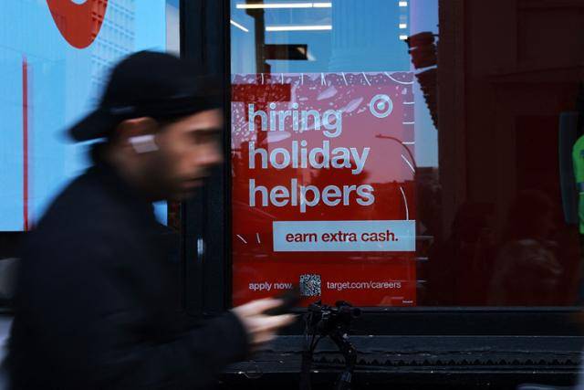 지난달 27일 미국 뉴욕의 한 대형마트에 연말연시 기간제 노동자를 구한다는 내용의 광고가 붙어있다. 뉴욕=AFP 연합뉴스
