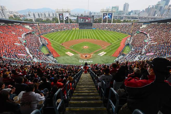 <yonhap photo-5509="">26일 서울 잠실야구장에서 열린 2025 프로야구 KBO리그 포스트시즌 한국시리즈 1차전 한화 이글스와 LG 트윈스의 경기에서 관중들이 응원전을 펼치고 있다. 한국야구위원회(KBO)는 이날 잠실구장에서 열린 2025 신한 SOL 뱅크 KBO 한국시리즈(KS·7전 4승제) 한화 이글스-LG 트윈스 1차전 입장권 2만3천750장이 모두 팔렸다고 밝혔다. [연합뉴스]</yonhap>