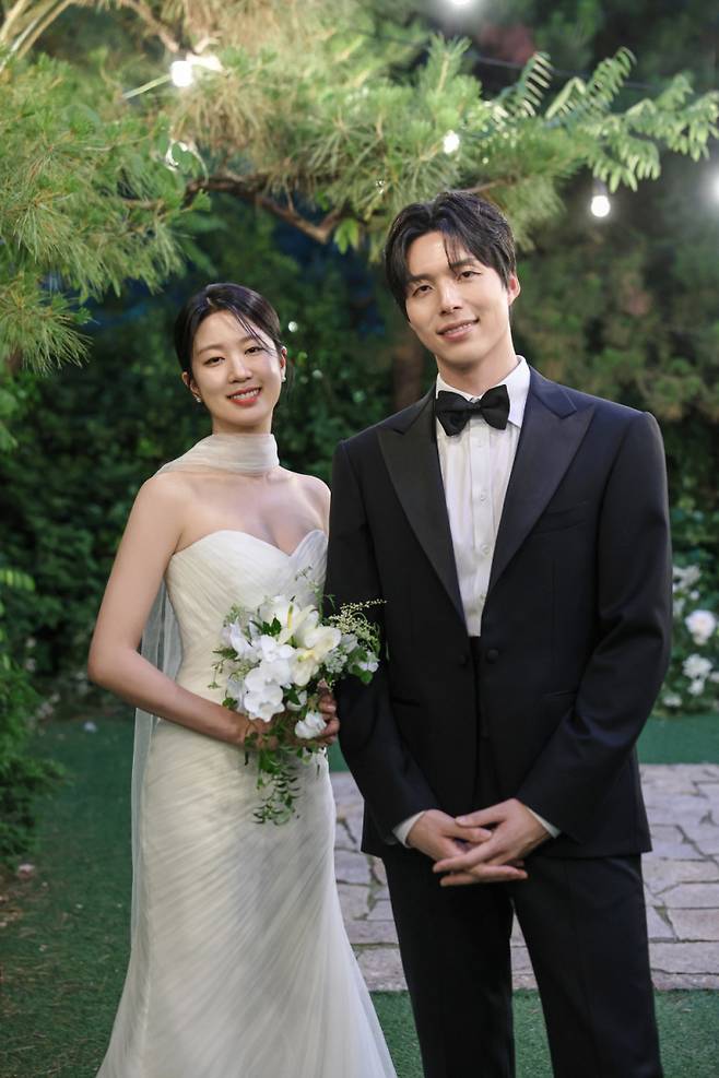 한화 정동훈 프로와 신부 박소민씨. 한화 제공