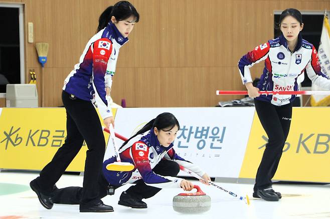 경기도청 김민지가 2025~26 KB금융그룹 컬링 슈퍼리그 경기 중 투구하고 있다. 사진=대한컬링연맹