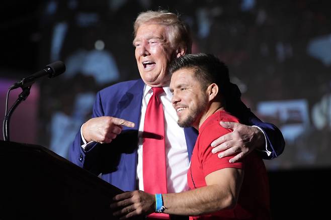 도널드 트럼프 대통령과 헨리 세후도(오른쪽). 사진=AP 연합뉴스