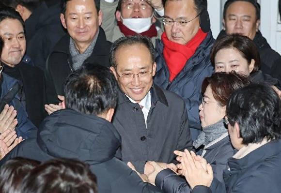 추경호 의원이 구속영장 기각 후 구치소에서 나온 후 국민의힘 의원들의 박수를 받고 있다 [사진=홍석준 페이스북 캡처]