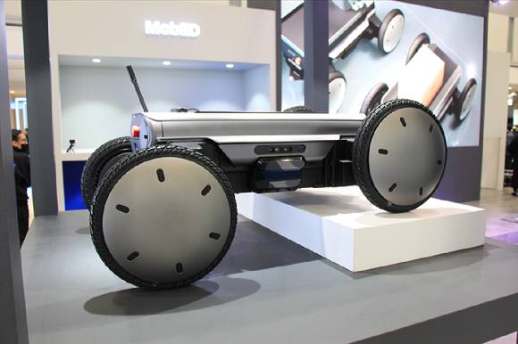 '모베드(MobED)'가 DnL(Drive-and-Lift) 모듈을 활용해 연석을 넘는 모습. [사진=현대자동차그룹]