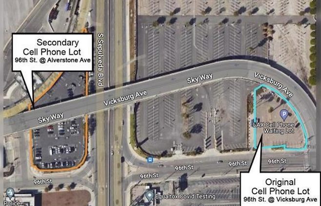 LAX(LA국제공항)의 ‘셀폰 웨이팅 롯’(Cell Phone Waiting Lot)‘ 위치 안내도. 무료 픽업 대기 전용 공간을 설계해 픽업 차량을 흡수하고 있다. 터미널 진입을 최소화하고, 교통 흐름을 분리하기 위한 공간이다. 즉, 픽업 수요를 ‘불법 대기 차량’이 아니라 ‘운영 대상’으로 전제하고 구조부터 설계한 뒤 단속을 적용하는 형태다. (LAX 홈페이지 캡처)