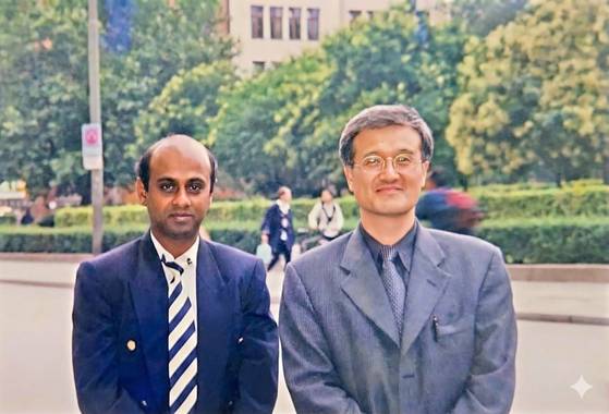 영원무역 방글라데시 현지 채용 직원인 샤힌(왼쪽)과 함께한 성기학 회장. 샤힌은 현재 법인장으로 승진했다. 흐릿한 원본 사진을 받아, AI로 선명하게 복구했다. [사진 영원무역]