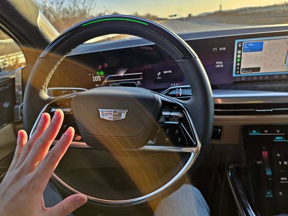 2일 자유로에서 슈퍼크루즈가 적용된 캐딜락 에스컬레이드IQ 차량을 시승하는 모습. 두 손을 떼도 반자율주행이 가능했다. 김효성 기자