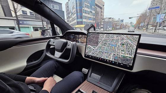 지난달 27일 모델X 차량이 서울 도심에서 FSD 기능이 작동한 채 주행되는 모습. 운전자가 운전대를 잡지않고 가속, 브레이크페달도 일절 밟지 않아도 전방만 주시한다면 중단 없이 작동된다. 김효성 기자