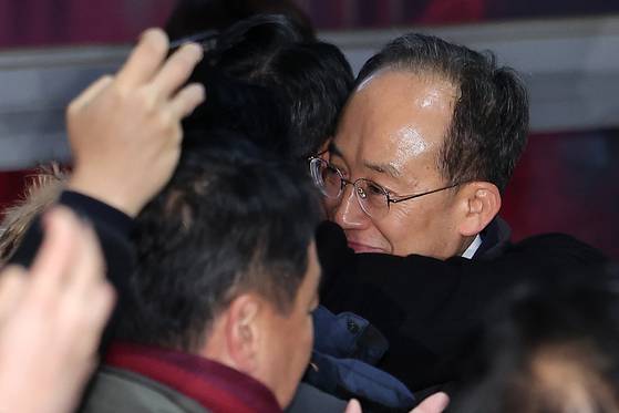 12·3 비상계엄 해제 요구안 표결 방해 의혹을 받는 추경호 국민의힘 의원이 3일 새벽 구속 영장이 기각된 후 경기도 의왕시 서울구치소를 나서며 송언석 원내대표와 포옹하고 있다. 뉴스1