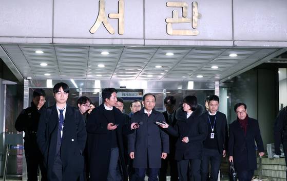 12·3 비상계엄 해제 요구안 표결 방해 의혹을 받는 추경호 전 국민의힘 원내대표가 지난 2일 밤 서울 서초구 서울중앙지방법원에서 열린 구속 전 피의자 심문(영장실질심사)을 받은 후 대기장소인 서울구치소로 향하고 있다. 뉴스1