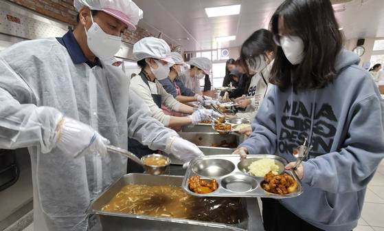 조리원들이 파업하자 대전 둔산여고 교장 등 교직원이 급식에 참여하고 있다. 김성태 객원기자
