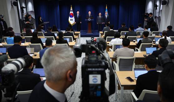 이재명 대통령이 12·3 비상계엄 사태 1주년인 3일 용산 대통령실에서 '빛의 혁명 1주년 대국민 특별성명'을 발표하고 있다.   왼쪽부터 강훈식 대통령 비서실장, 이재명 대통령, 위성락 국가안보실장, 김용범 정책실장. 연합뉴스