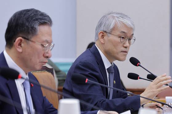 천대엽 법원행정처장이 3일 서울 여의도 국회에서 열린 법제사법위원회 전체회의에서 의원 질의에 답변하고 있다. 뉴스1