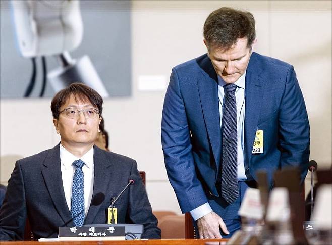 < 고개 숙인 쿠팡 경영진 > 브렛 매티스 쿠팡 최고정보보호책임자(CISO)가 2일 열린 국회 과학기술정보방송통신위원회의 ﻿전체회의에서 고개를 숙이고 있다. 왼쪽은 함께 참석한 박대준 쿠팡 대표.  뉴스1