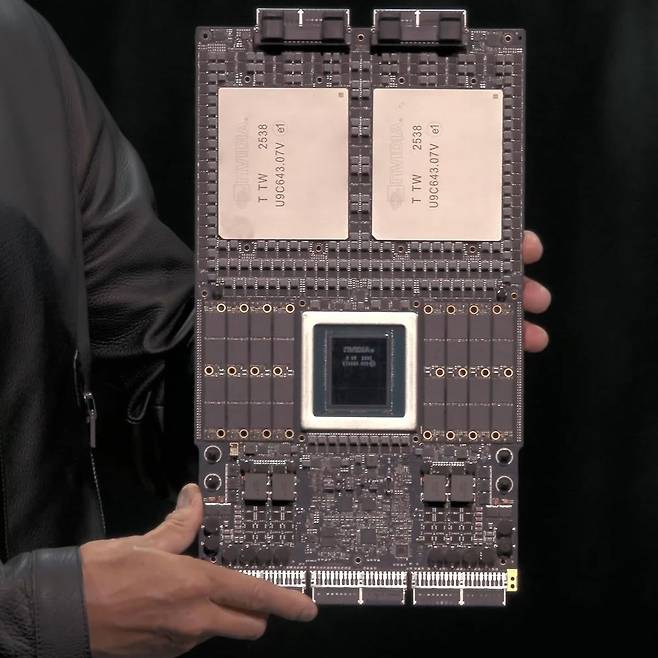 젠슨 황 엔비디아 CEO가 소개한 베라루빈 제품. 아랫쪽 가운데 '베라' CPU 양쪽으로 다수의 소캠2 모듈이 정렬돼 있다. 사진출처=엔비디아