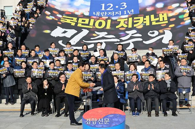 정청래 더불어민주당 대표(앞줄 오른쪽)가 2일 국회 본관앞 계단에서 열린 최고위원회의에서 계엄사태 당시 계엄군을 직접 설득한 특전사 출신 배우 이관훈 씨에게 감사장을 수여하고 있다. 2025.12.2 박민규 선임기자