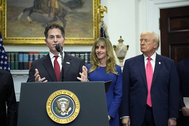 2일 미국 워싱턴 백악관에서 ‘트럼프 계좌’에 자금을 투자한 마이클 델 델테크놀로지 창립자 겸 최고경영자(맨 왼쪽)과 배우자 수전 델(가운데)이 도널드 트럼프 미국 대통령 앞에서 발언하고 있다. EPA연합뉴스