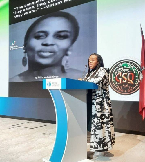 남아프리카공화국 유명 방송인 논쿨루레코 파트리샤 만툴라. 사진은 지난달 9일(현지시간) 러시아 모스크바에서 열린 한 대학 행사에서 연설하는 만툴라 모습. 만툴라 인스타그램 갈무리