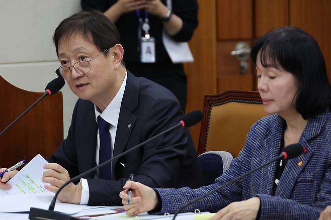 이찬진 금융감독원장이 3일 국회 정무위원회에서 열린 쿠팡 개인정보 유출 사태 관련 현안질의에서 위원 질의에 답하고 있다. 오른쪽은 송경희 개인정보보호위원장. 연합뉴스