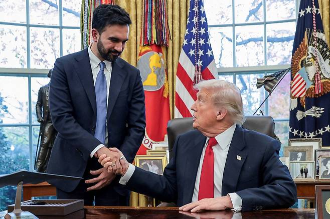 U.S. President Donald Trump and New York City Mayor-elect Zohran Mamdani shake hands as they meet in the Oval Office at the White House on Nov. 21. [REUTERS/YONHAP]