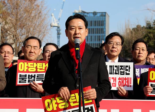People Power Party leader Jang Dong-hyeok holds a rally outside the Seoul Central District Court, southern Seoul, over a pretrial detention hearing held against Rep. Choo Kyung-ho on Dec. 2. [JANG JIN-YOUNG]