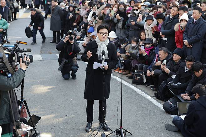 Former People Power Party leader Han Dong-hoon holds a press conference in front of the National Assembly Library in western Seoul on Dec. 3. [NEWS1]