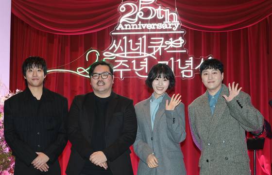 From left, actor Hong Xa-bin, director Lee Jong-pil, actors Lee Soo-kyung and Kim Dae-myeung pose for a photo during the 25th anniversary event of independent cinema Cinecube at the cinema in Jongno District, central Seoul on Dec. 2. [NEWS1]