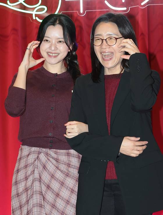 Actor Ko A-sung, left, and director Yoon Ga-eun pose for a photo during the 25th anniversary event of independent cinema Cinecube at the cinema in Jongno District, central Seoul on Dec. 2. [NEWS1]