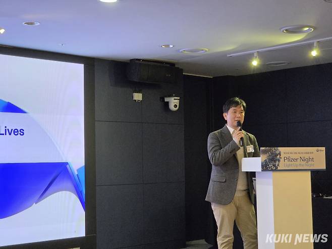 오동욱 한국화이자제약 대표가 3일 서울 명동 보코 호텔에서 열린 ‘화이자 나이트’ 행사에서 발표하고 있다. 신대현 기자