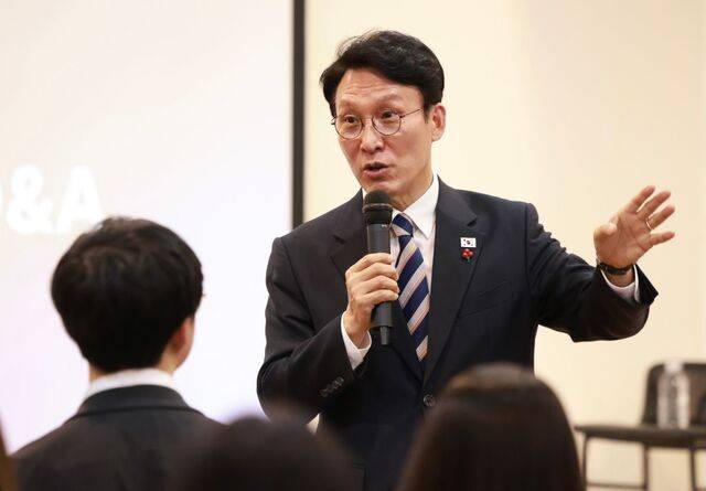 김민석 국무총리가 2일 서울 종로구 정부서울청사 별관에서 서울청사 근무 신규 사무관과 청년 인턴들을 대상으로 열린 'K-국정설명회'에서 발언하고 있다. 연합뉴스