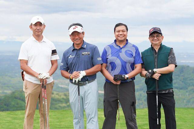 필리핀 뉴클락 시티에 조성 중인 럭셔리 리조트 ‘한 리저브’에 자신의 이름을 걸고 설계한 ‘식스 문스 바이 최경주’ 코스 자문을 위해 현장을 방문한 최경주(왼쪽 두 번째)가 한대식(첫 번째) 회장 등과 포즈를 취하고 있다. 한필리핀스 제공