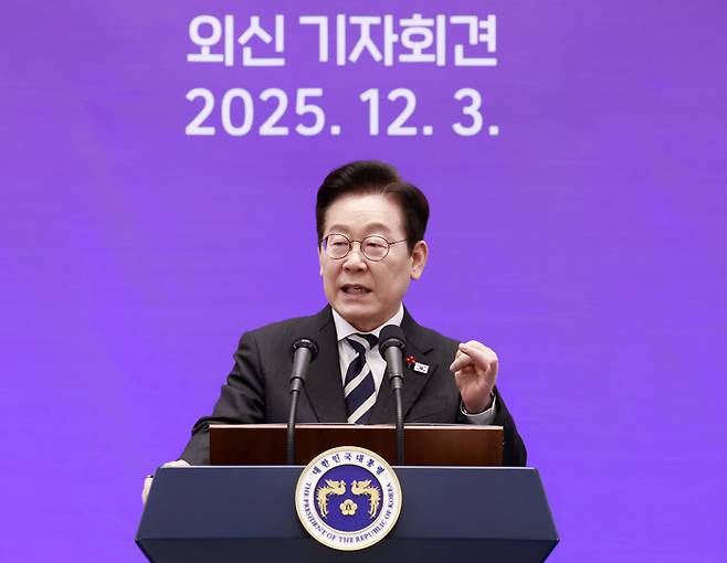 이재명 대통령이 3일 청와대 영빈관에서 열린 ‘새롭게 선 민주주의, 그 1년’ 외신 기자회견에서 답변하고 있다. 2025.12.3 [대통령실통신사진기자단]