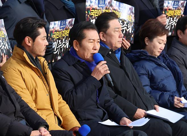 더불어민주당 정청래 대표가 3일 서울 여의도 국회 본청 계단에서 열린 ‘12.3 내란 저지 1년’ 현장 최고위원회의에서 발언하고 있다. [연합뉴스]