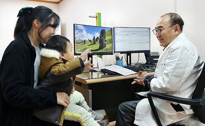 4차례 공고 끝에 경기 가평보건소에 채용된 소아청소년과 전문의가 어린이를 진료하고 있다. [가평군]