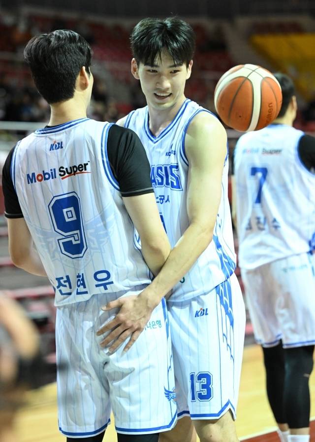 2라운드에서 지명된 김민규 역시 큰 기대를 받고 있다. 196cm 포워드로 뛰어난 운동 능력을 자랑한다. 특히 3&D 자원으로 성장할 가능성을 확인했다. D리그에서도 3경기 출전, 평균 31분 56초 동안 14.7점 6.3리바운드 2.7스틸 0.7블록슛을 기록, 번뜩였다. 사진=KBL 제공