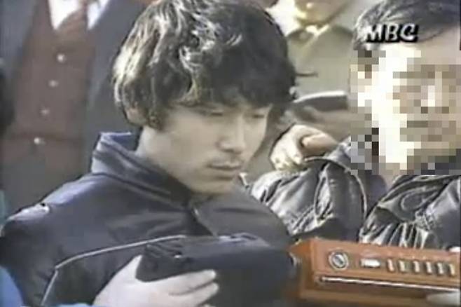 1988년 1월 원혜준양 유괴 사건 범인 함효식이 강원 홍천 야산에서 현장 검증을 진행 중인 모습./사진=당시 MBC 뉴스 화면 캡처