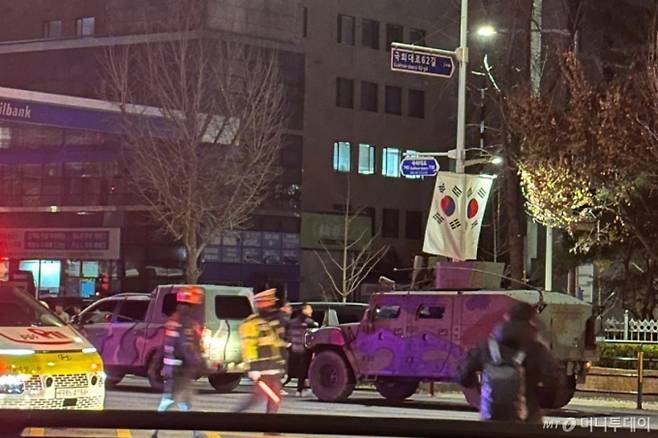 지난해 12월3일 강현씨는 국회 앞 대로에서 군용 차량이 등장하고 경찰관들이 현장을 통제하는 현장을 목격했다. /사진제공=강현씨.