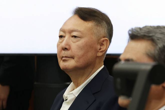 윤석열 전 대통령이 지난 9월26일 서울 서초동 서울중앙지법에서 열린 특수공무집행방해 혐의 재판에 출석해 자리하고 있다. /사진=뉴스1