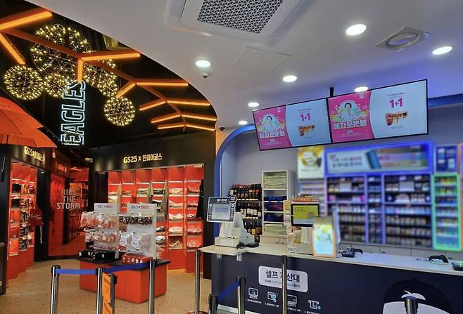 GS25 매장 내 카운터에 디지털 사이니지가 설치돼 있다. /사진제공=GS리테일