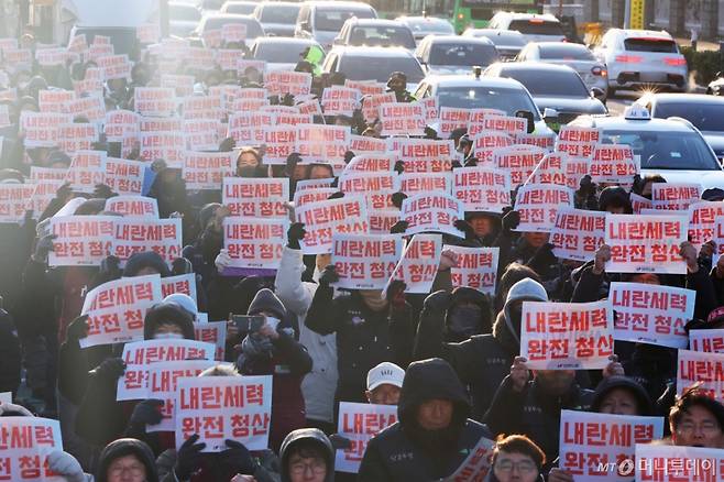 민주노총 조합원들이 3일 오후 서울 영등포구 여의도 국회 앞에서 열린 '내란세력 완전 청산·노동 중심 사회 대개혁 실현 결의대회'에서 구호를 외치고 있다./사진=뉴스1