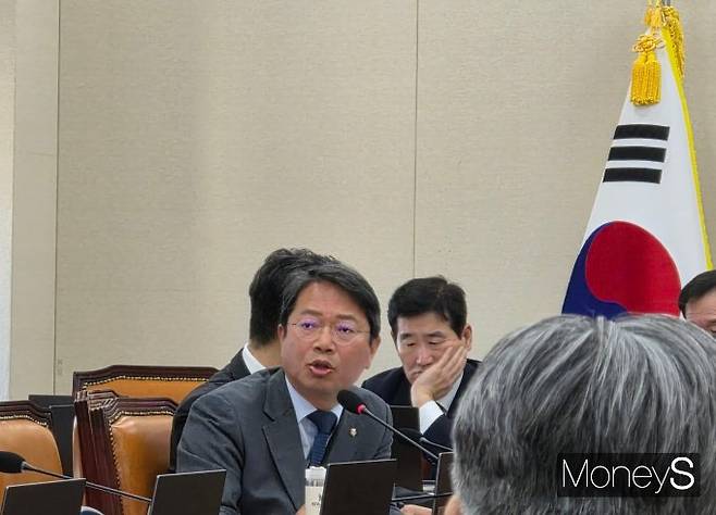 쿠팡의 개인정보 유출 사태가 정치적 파장으로 번지고 있다. 사진은 3일 서울 여의도 국회에서 열린 정무위원회 쿠팡 개인정보 유출 관련 현안질의에 나선 김승원 의원(더불어민주당·경기 수원시갑)의 모습. /사진=김성아 기자