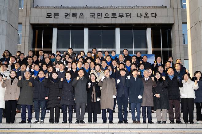 국회가 비상계엄 1주년인 3일 서울 여의도 국회의사당 정현관(본청 정문)에 헌법 구절을 새기는 제막식을 진행했다. 사진은 3일 우 의장이 서울 여의도 국회 본관 정현관에서 열린 글새김 제막식에서 김 민주당 원내대표를 비롯한 주요 참석자들과 함께 제막을 마치고 기념촬영하는 모습./사진=뉴시스(공동취재)