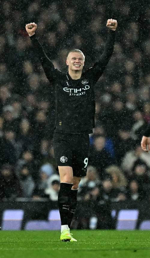 맨체스터시티의 엘링 홀란이 3일 오전(한국시간) 영국 런던의 크레이븐 코티지에서 열린 풀럼과의 원정경기에서 EPL 통산 100호 골을 넣은 후 환호하고 있다.  AFP 연합뉴스