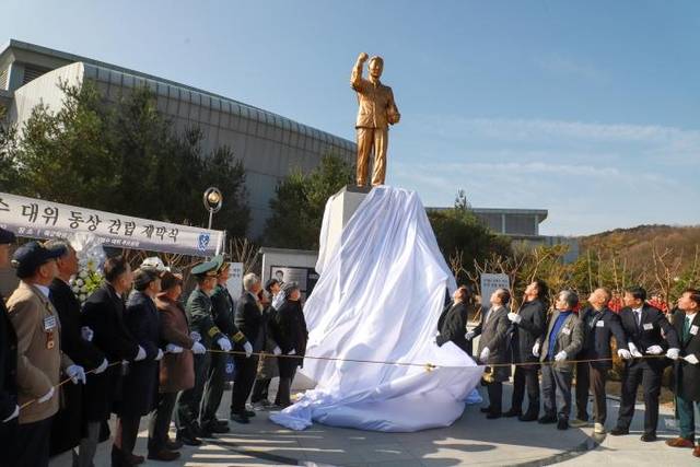 2일 충북 괴산 육군학생군사학교에서 열린 고(故) 김범수 대위 동상 제막식 및 추모공원 준공식에서 대한민국ROTC중앙회와 김용수 학군교 학교장 직무대리를 비롯한 육군 관계자들이 동상을 공개하고 있다. ROTC중앙회 제공