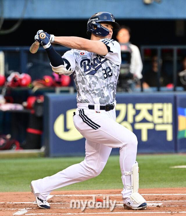 2025년 6월 4일 오후 서울 잠실구장에서 진행된 '2025 신한 SOL뱅크 KBO 리그' KIA 타이거즈와 두산 베어스의 경기. 두산 김재환이 1회말 1사 1.2루서 1타점 2루타를 치고 있다./마이데일리