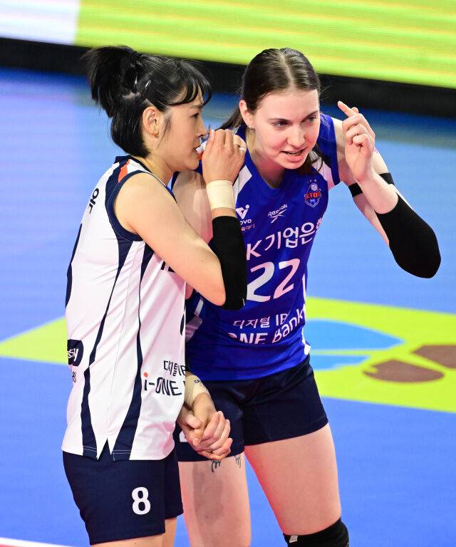 임명옥이 킨켈라의 손을 잡고 상황을 설명하고 있다 / 한국배구연맹(KOVO)