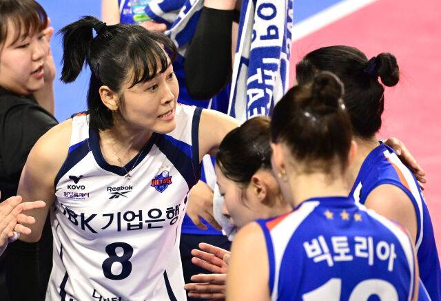 임명옥이 작전 타임 때 후배를 격려하고 있다 / 한국배구연맹(KOVO)