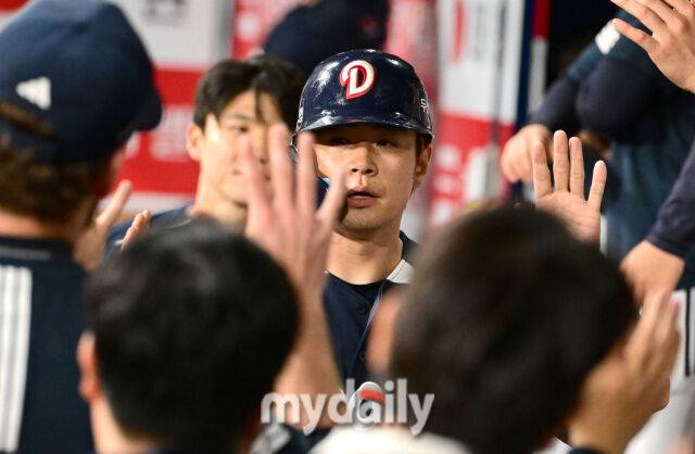 2025년 4월 22일 오후 서울 고척스카이돔에 진행된 '2025 신한 SOL뱅크 KBO 리그' 두산 베어스와 키움 히어로즈의 경기. 두산 김재환이 9회초 2사 후 솔로홈런을 친 뒤 동료들의 축하를 받고 있다./마이데일리