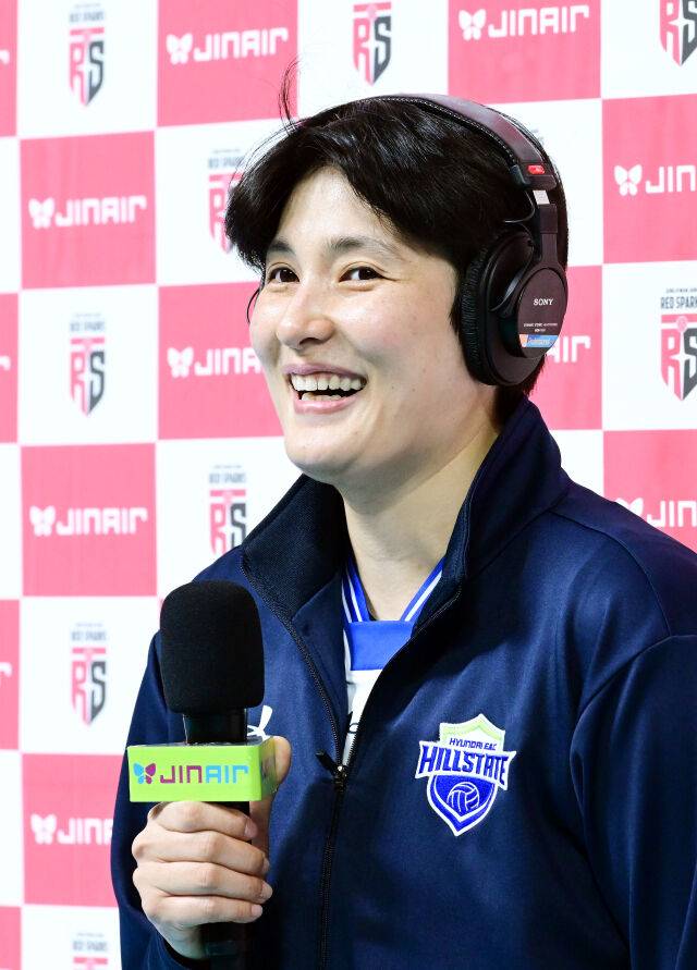 김희진이 경기 종료 후 방송사 인터뷰를 하면서 활짝 웃고 있다. / 한국배구연맹(KOVO)