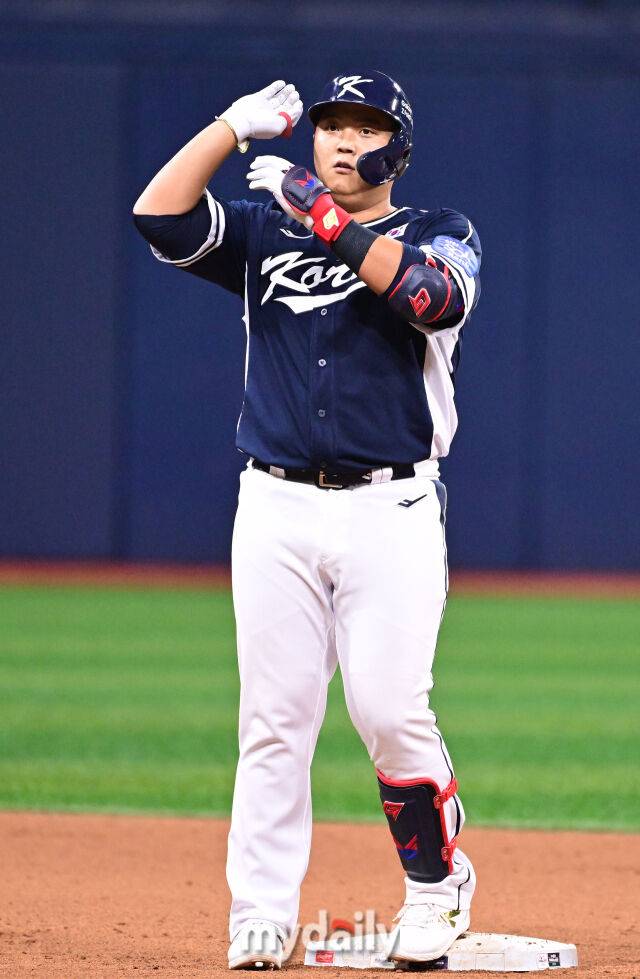 9일 오후 서울 구로구 고척스카이돔에서 진행된 '2025 NAVER K-BASEBALL SERIES' 대한민국-체코와의 평가전 경기. 대한민국 한동희가 9회초 2루타를 때린 뒤 세리머니를 펼치고 있다./마이데일리